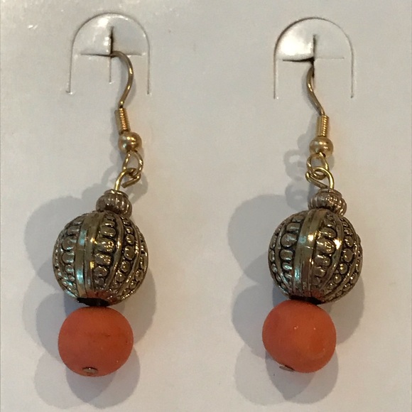 Cute earrings NEW never worn - Picture 1 of 2